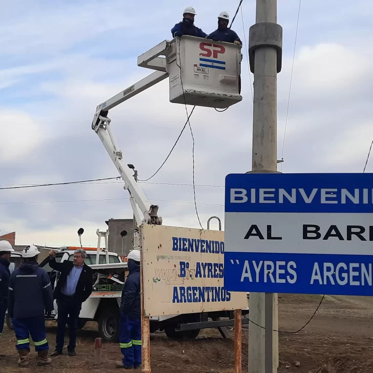 Servicios Públicos instaló iluminación en el acceso al barrio Ayres Argentinos