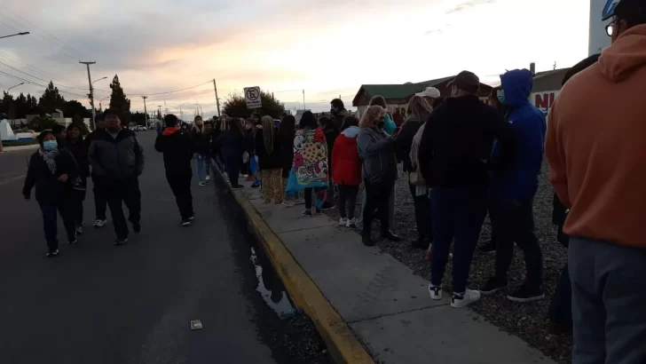 Enorme fila en Río Gallegos para poder ver el gran show de Stravaganza