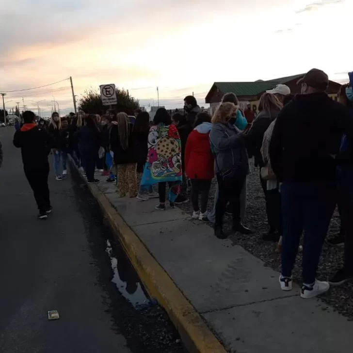 Enorme fila en Río Gallegos para poder ver el gran show de Stravaganza