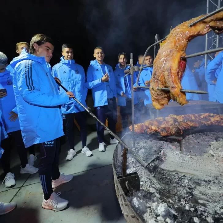 La Selección Argentina Sub 20 disfrutó una noche patria con asado, empanadas y malambo