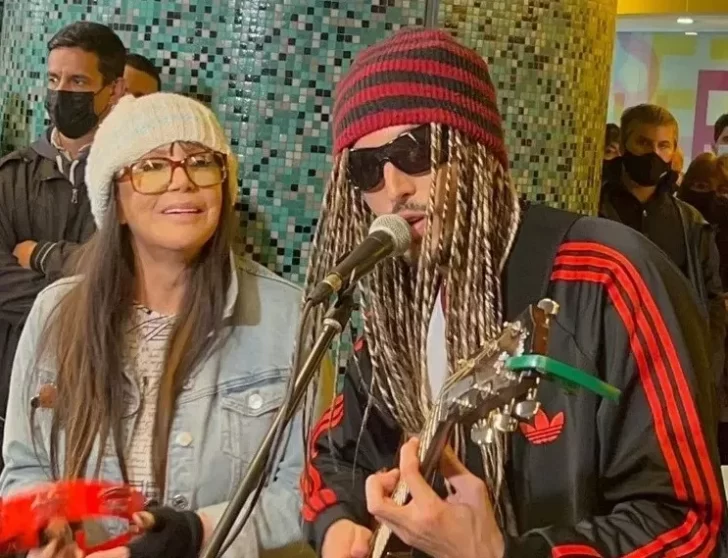 Video. Susana Giménez y Sebastián Yatra cantaron disfrazados en la Línea H del Subte
