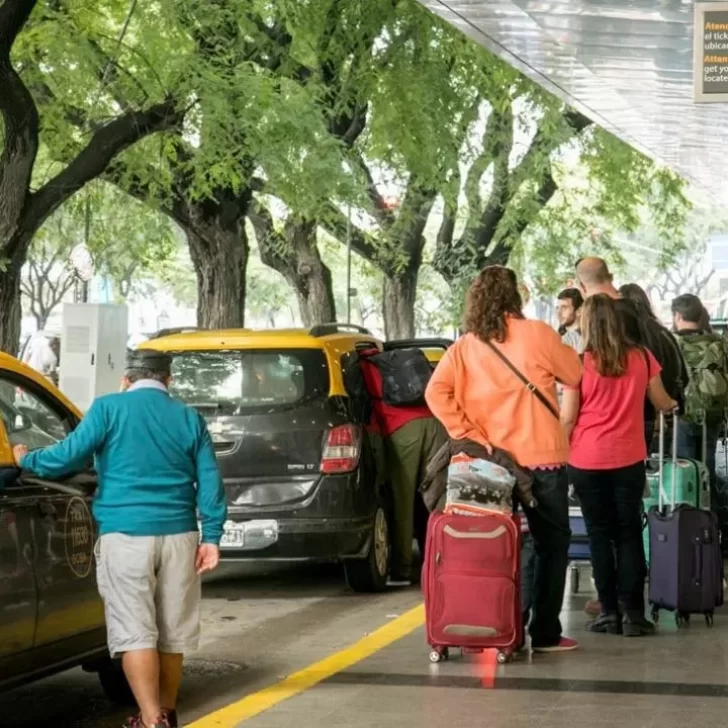 Atención viajeros: largas filas y grandes demoras para conseguir taxis en Aeroparque Atención viajeros: largas filas y grandes demoras para conseguir taxis en Aeroparque