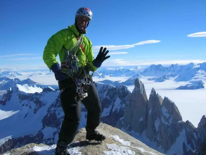 Avalancha en El Chaltén: quién es Tomás Aguiló, el guía de montaña argentino que pidió rescate y quedó “colgado” en el Cerro Torre