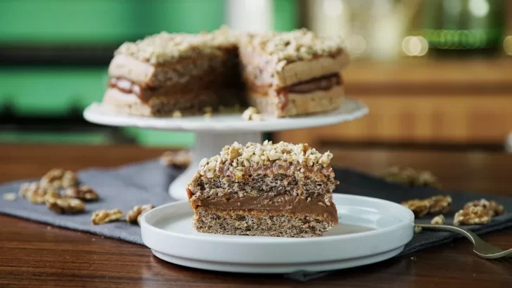 Receta golosa con frutos secos: torta de dulce de leche con nuez