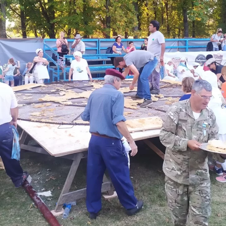 Record mundial: hicieron la torta frita más grande del mundo Record mundial: hicieron la torta frita más grande del mundo