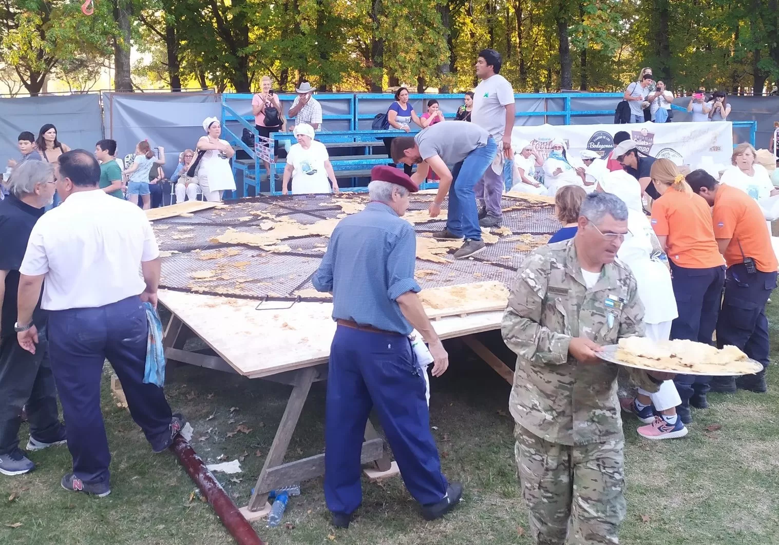 Record mundial: hicieron la torta frita más grande del mundo Record mundial: hicieron la torta frita más grande del mundo