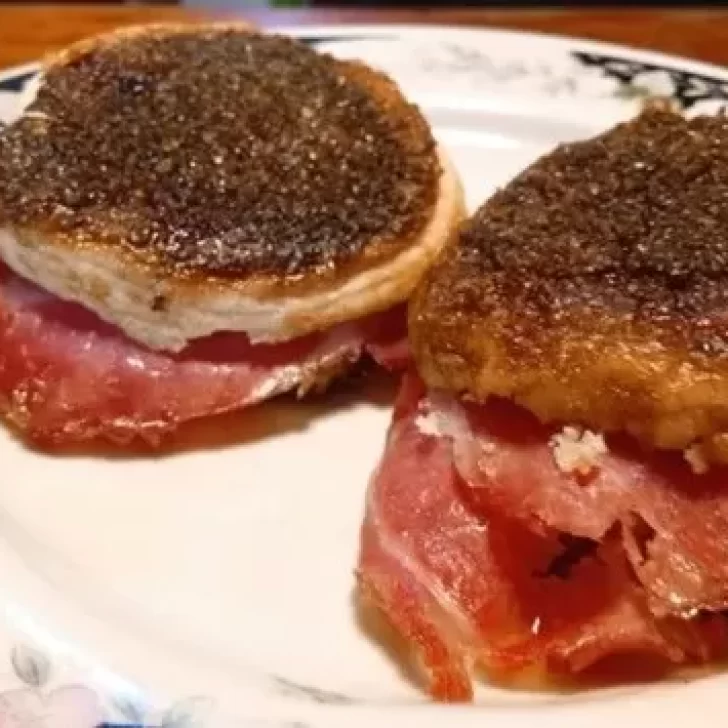 Tortitas negras con jamón crudo: la receta que causó furor en las redes sociales