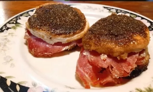 Tortitas negras con jamón crudo: la receta que causó furor en las redes sociales