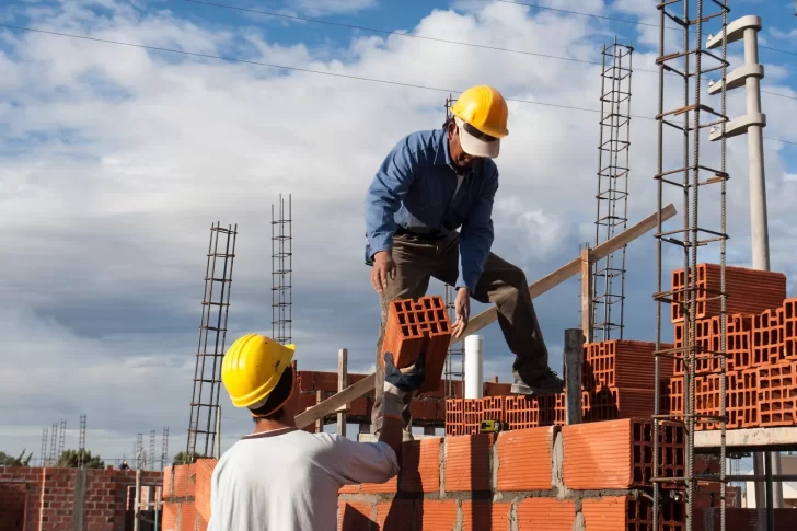 Aumento del 4% para los trabajadores de la construcción: cuánto cobra un albañil y ayudante de obra