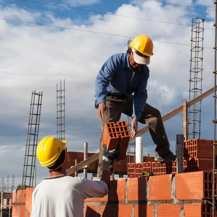 Aumento del 4% para los trabajadores de la construcción: cuánto cobra un albañil y ayudante de obra