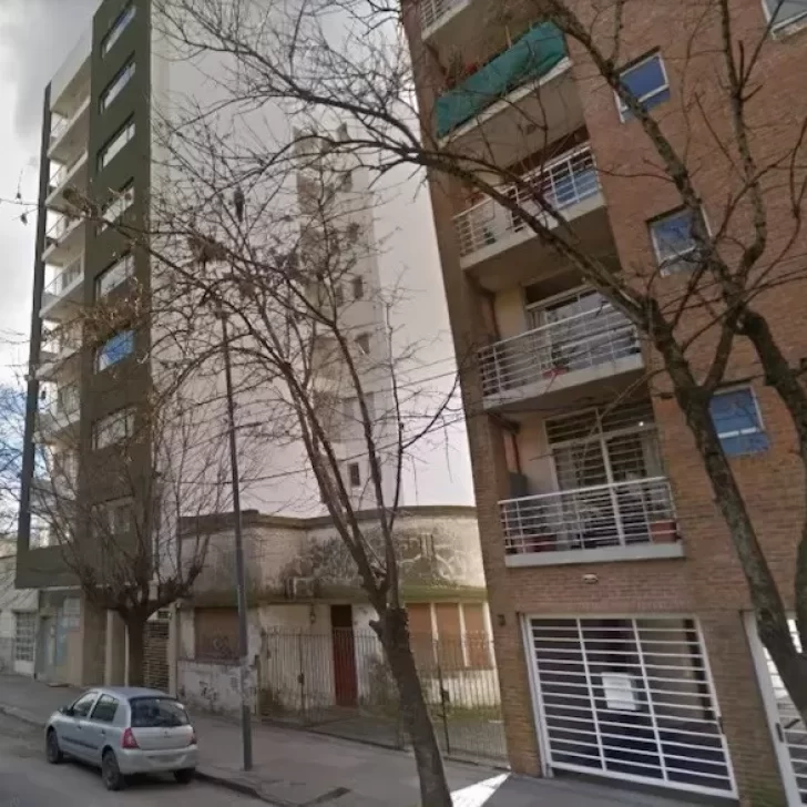 Discutió con su pareja y murió tras arrojarse desde la terraza de un edificio