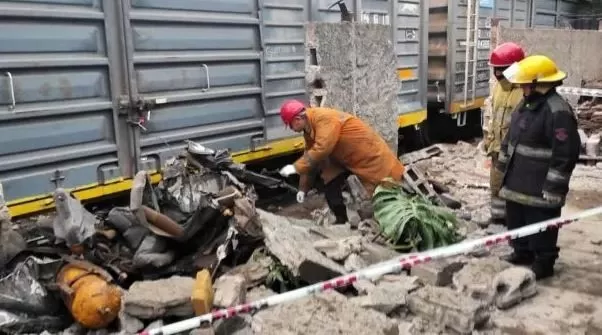 Trágico accidente: un tren arrolló un auto y tres personas murieron 