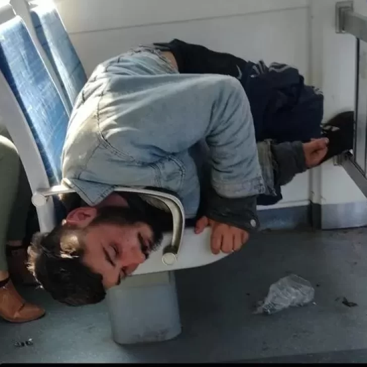 Video. Se le trabó la cabeza en el apoyabrazos del Tren Roca y provocó una larga demora Video. Se le trabó la cabeza en el apoyabrazos del Tren Roca y provocó una larga demora