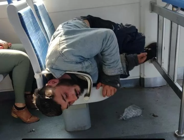 Video. Se le trabó la cabeza en el apoyabrazos del Tren Roca y provocó una larga demora 