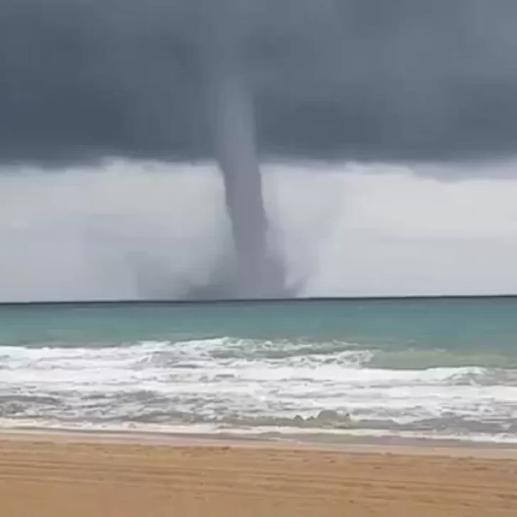 Una tromba marina sorprendió a los vecinos de Necochea: qué es el extraño fenómeno y por qué se produce 