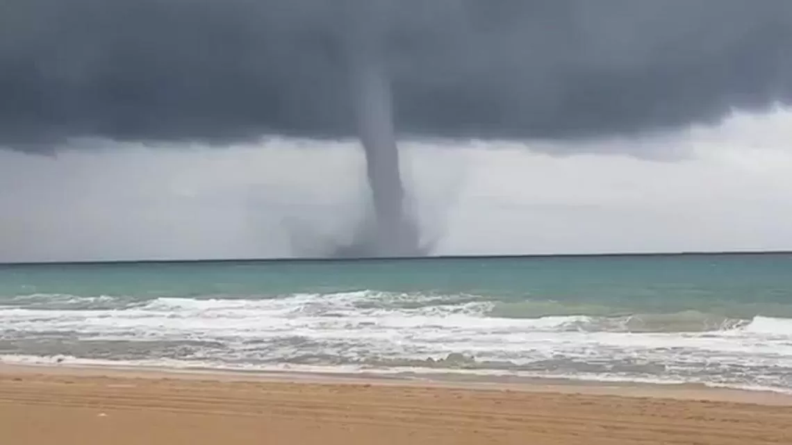 Una tromba marina sorprendió a los vecinos de Necochea: qué es el extraño fenómeno y por qué se produce 