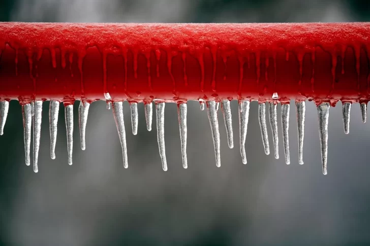 Cómo descongelar y prevenir cañerías congeladas por el frío extremo