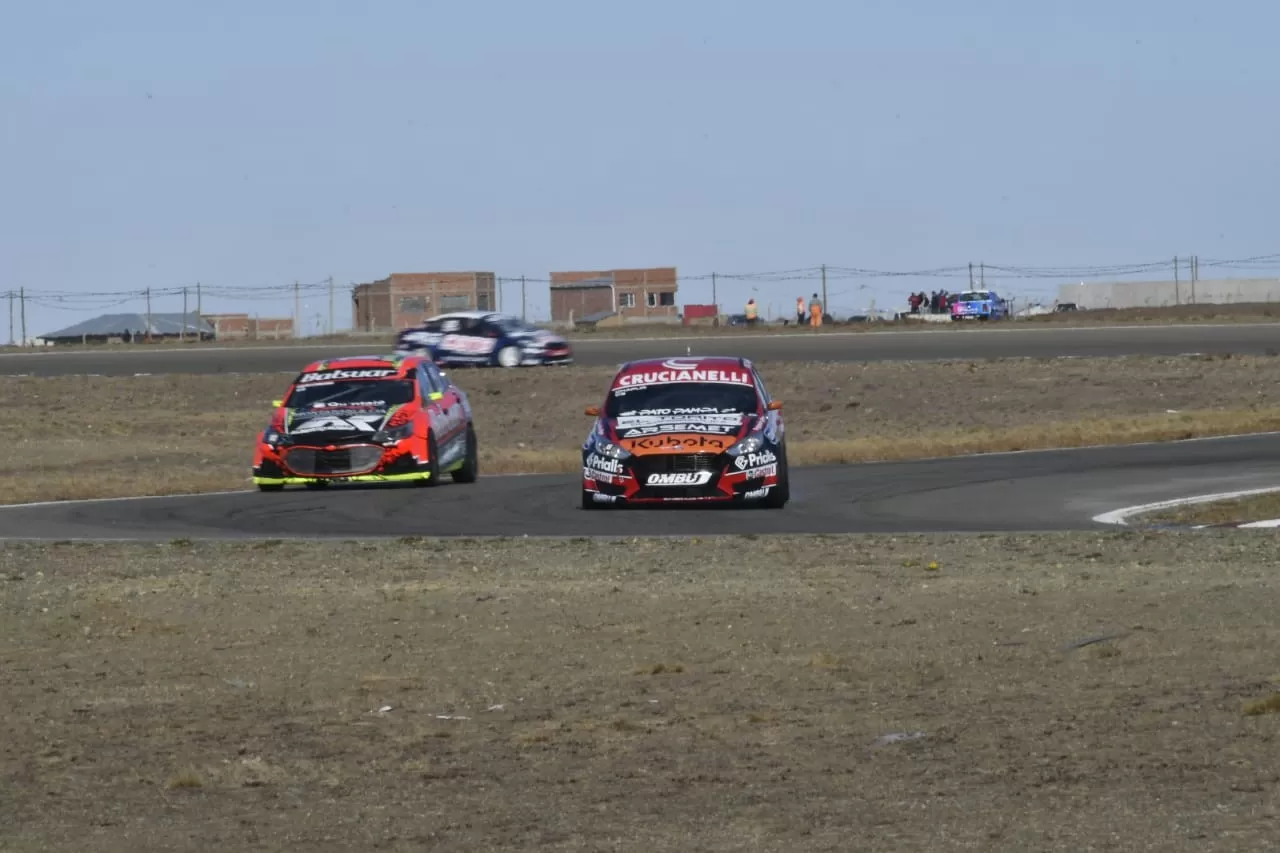 Turismo Nacional en Río Gallegos: los pilotos de la Clase 3 salieron a girar en el “José Muñiz” Turismo Nacional en Río Gallegos: los pilotos de la Clase 3 salieron a girar en el “José Muñiz”