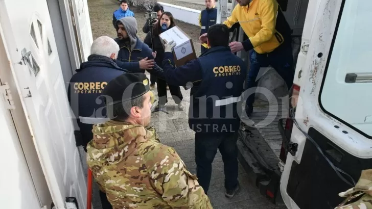 Las urnas en camino: el Correo y el Ejército comenzaron el traslado a las localidades de Santa Cruz