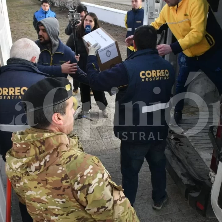 Las urnas en camino: el Correo y el Ejército comenzaron el traslado a las localidades de Santa Cruz
