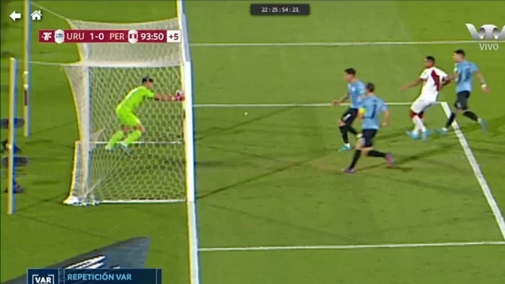 Difunden el video del VAR en la polémica jugada del final de Uruguay-Perú: ¿No fue gol?