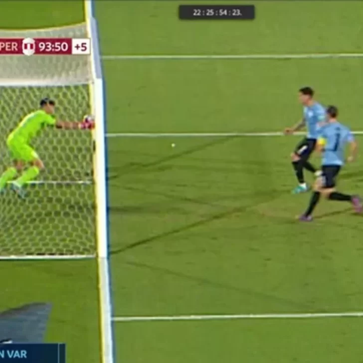 Difunden el video del VAR en la polémica jugada del final de Uruguay-Perú: ¿No fue gol?