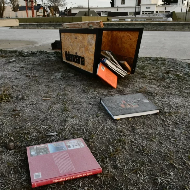 Otra vez vandalizaron la biblioteca al paso, en la Plaza de la República