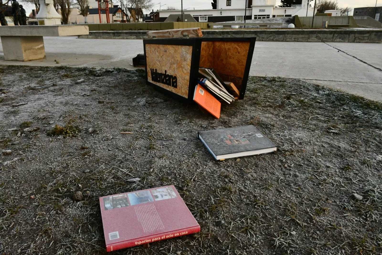 Otra vez vandalizaron la biblioteca al paso, en la Plaza de la República