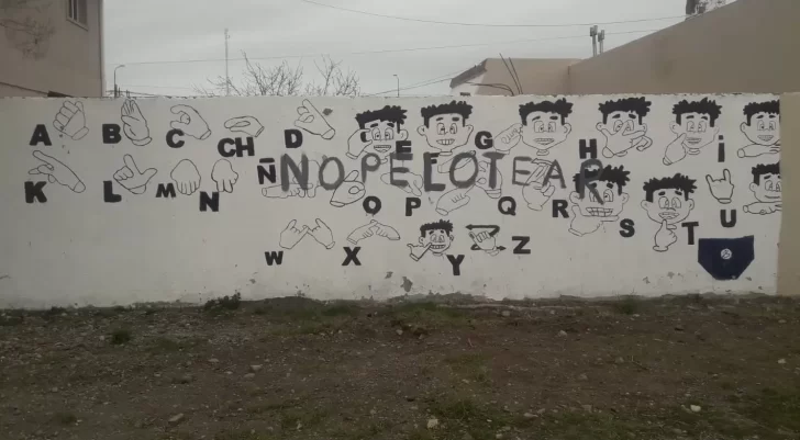 Vandalizaron un mural que enseñaba lengua de señas
