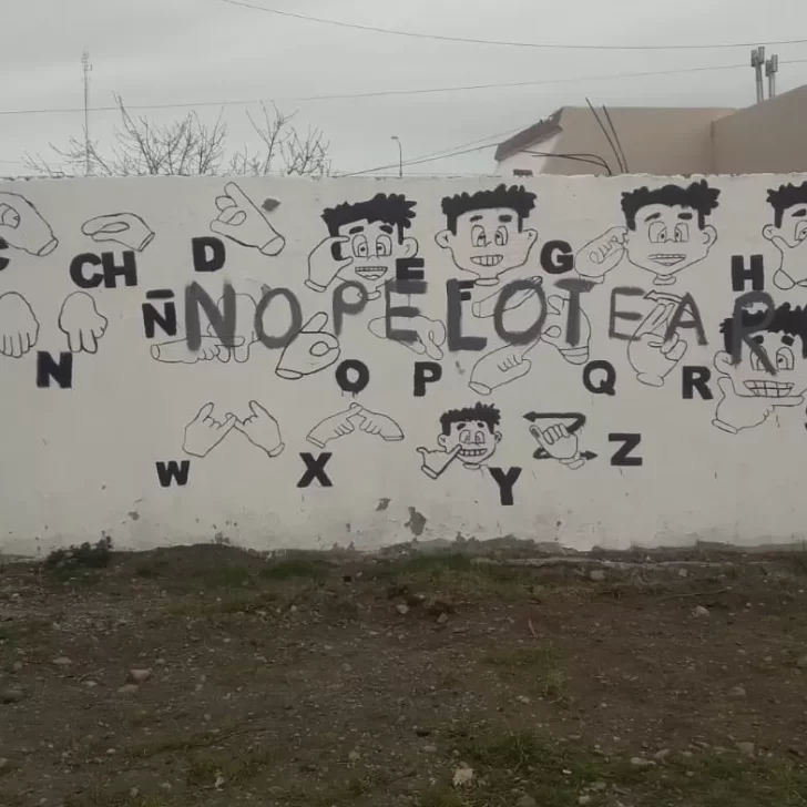 Vandalizaron un mural que enseñaba lengua de señas