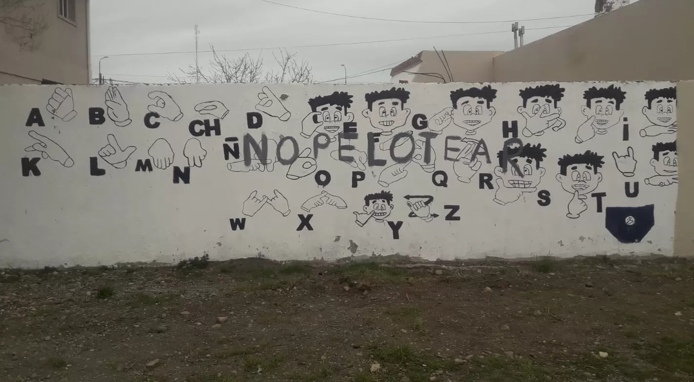 Vandalizaron un mural que enseñaba lengua de señas