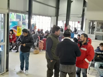 Viajeros varados, calles vacías, postes caídos, techos y vidrios rotos, las imágenes del temporal de viento en Caleta Olivia y Comodoro Rivadavia