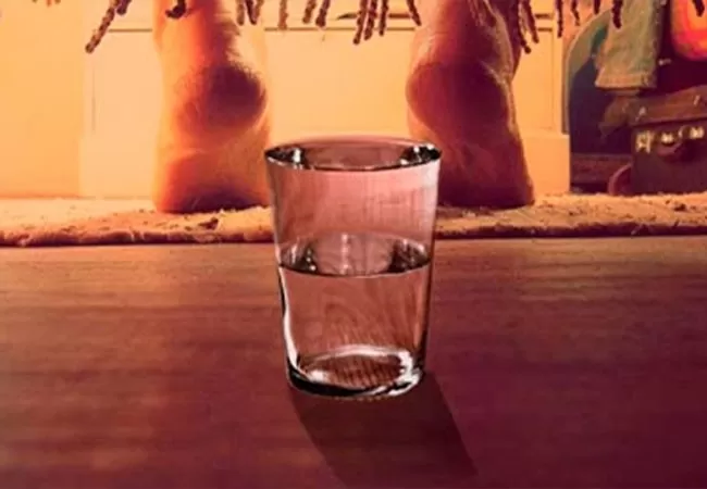 ¿Por qué recomiendan poner un vaso con agua debajo de la cama?
