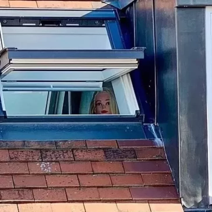 Puso un maniquí en la ventana para molestar a sus vecinos Puso un maniquí en la ventana para molestar a sus vecinos