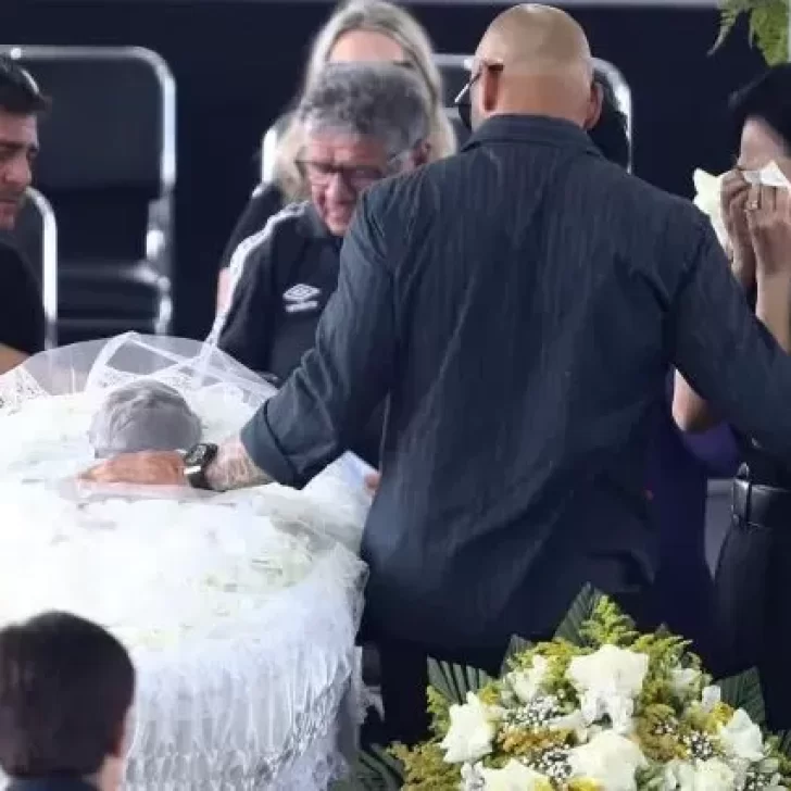 Miles de personas asisten al velorio de Pelé, a cajón abierto Miles de personas asisten al velorio de Pelé, a cajón abierto