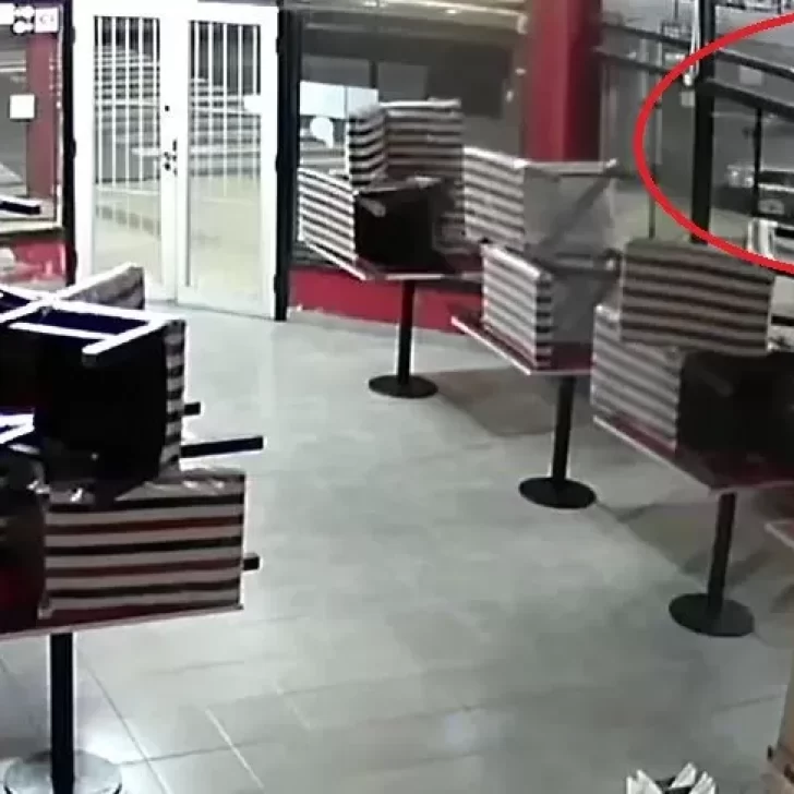 El video del momento del choque fatal donde el agente de tránsito mató al mecánico Rodrigo “Cokito” Oyarzo