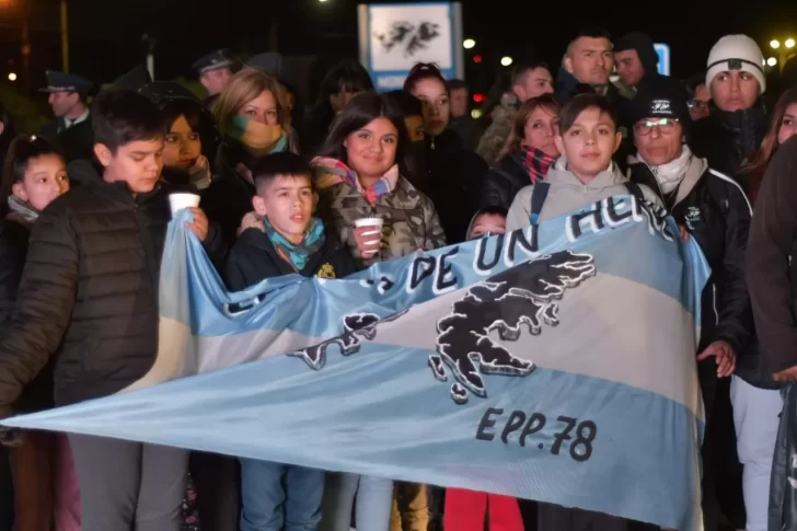 Malvinas: cientos de vecinos acompañaron la vigilia en el Monumento a los Caídos