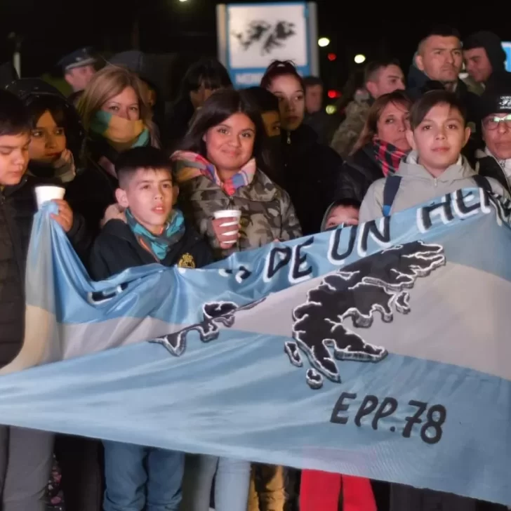 Malvinas: cientos de vecinos acompañaron la vigilia en el Monumento a los Caídos Malvinas: cientos de vecinos acompañaron la vigilia en el Monumento a los Caídos