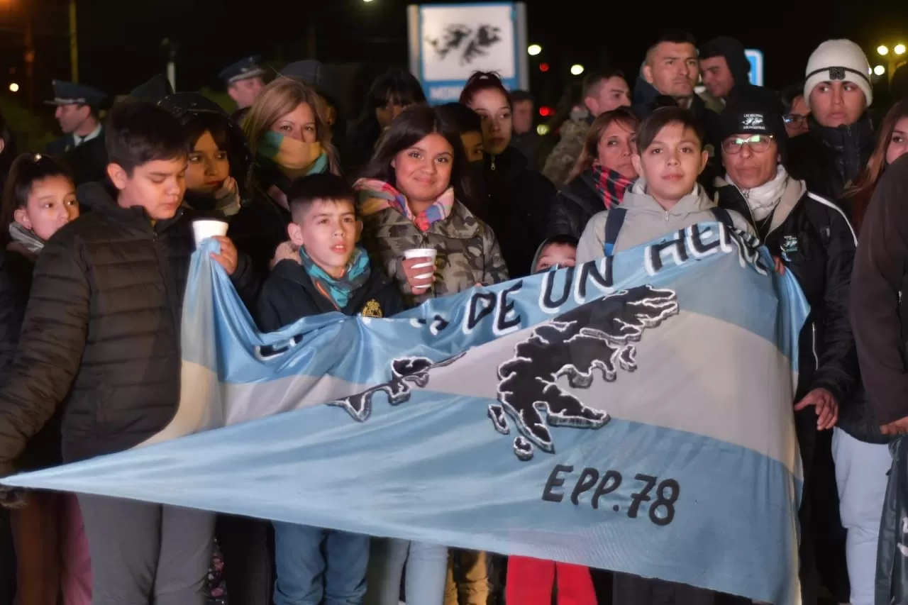 Malvinas: cientos de vecinos acompañaron la vigilia en el Monumento a los Caídos Malvinas: cientos de vecinos acompañaron la vigilia en el Monumento a los Caídos