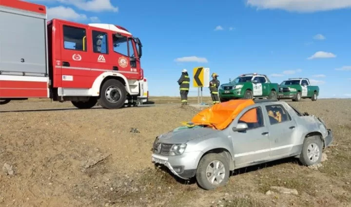 Vuelco fatal en ruta chilena en Tierra del Fuego: murió el acompañante y el conductor quedó internado