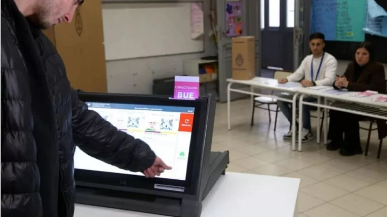 Tras las múltiples fallas y la advertencia de Servini, ¿qué dijo la empresa proveedora del voto electrónico?