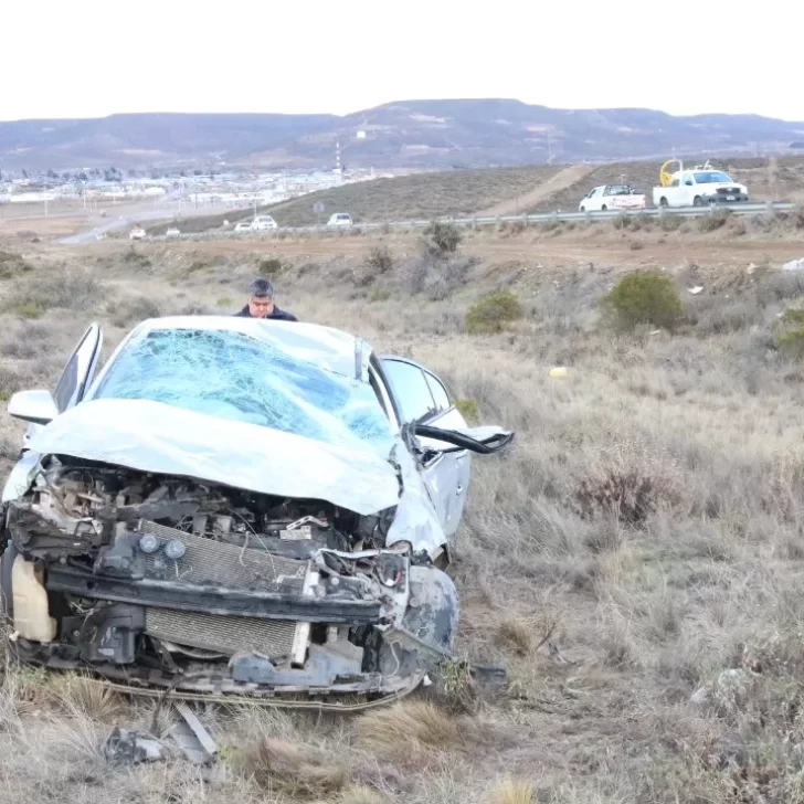 Un conductor perdió el control y volcó cerca de Caleta Olivia