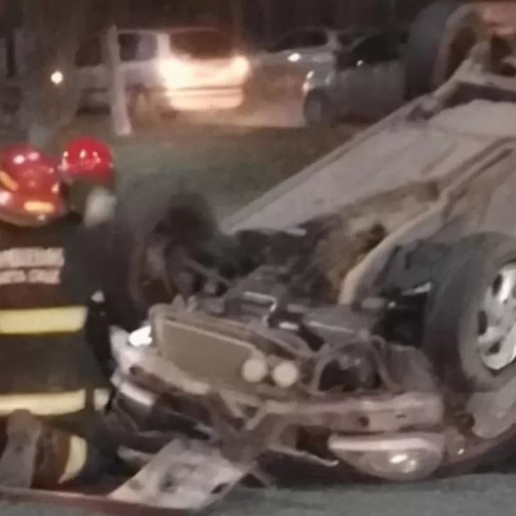 Río Gallegos: un conductor sufrió un fuerte vuelco y quedó atrapado dentro de su vehículo