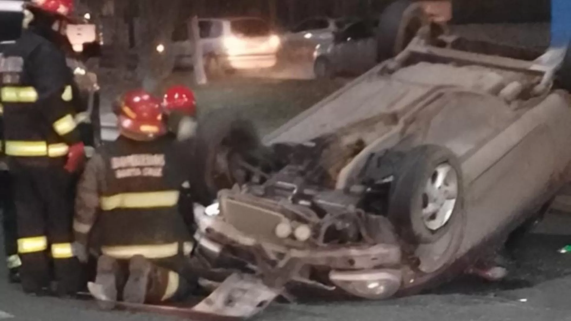 Río Gallegos: un conductor sufrió un fuerte vuelco y quedó atrapado dentro de su vehículo