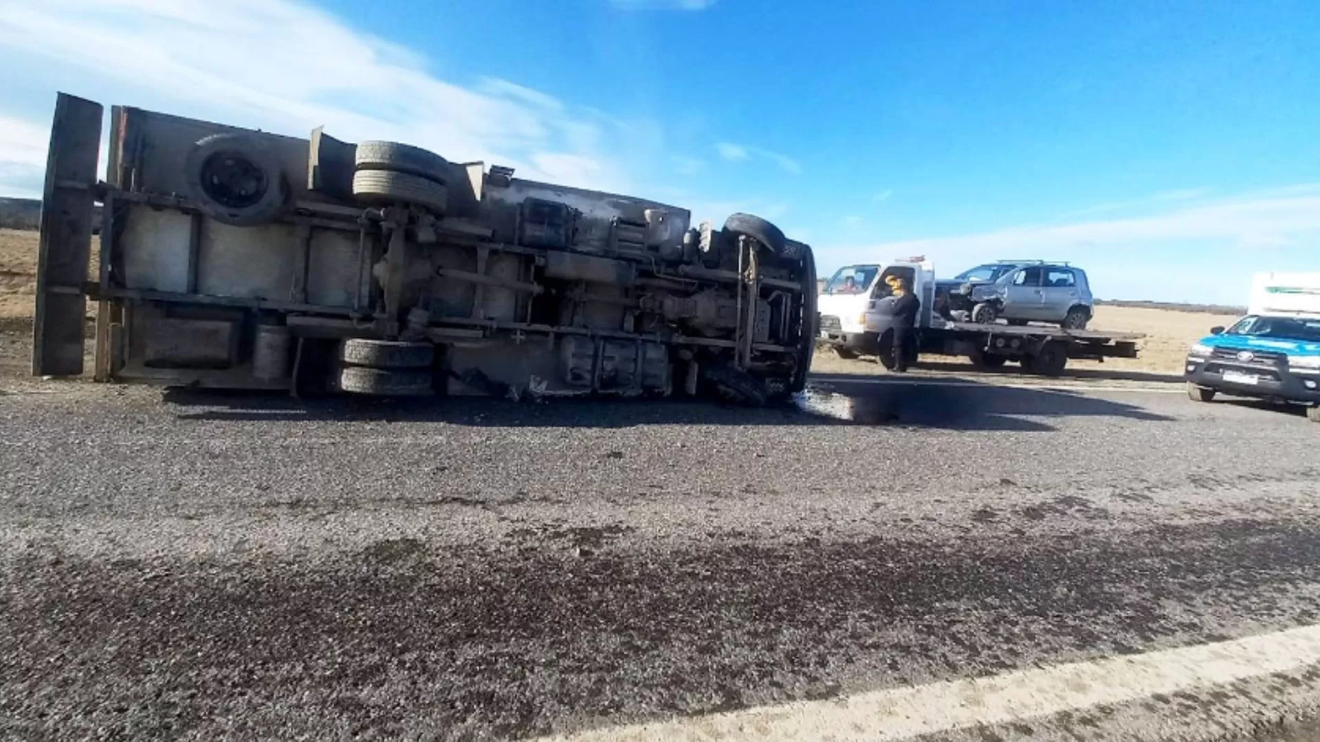 Un camión chocó contra un auto y volcó sobre Ruta 3: cuatro hombres hospitalizados