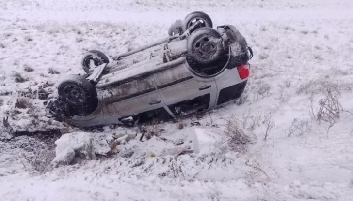 Vuelco cerca del aeropuerto de Río Gallegos: el conductor perdió el control por la nieve y la escarcha