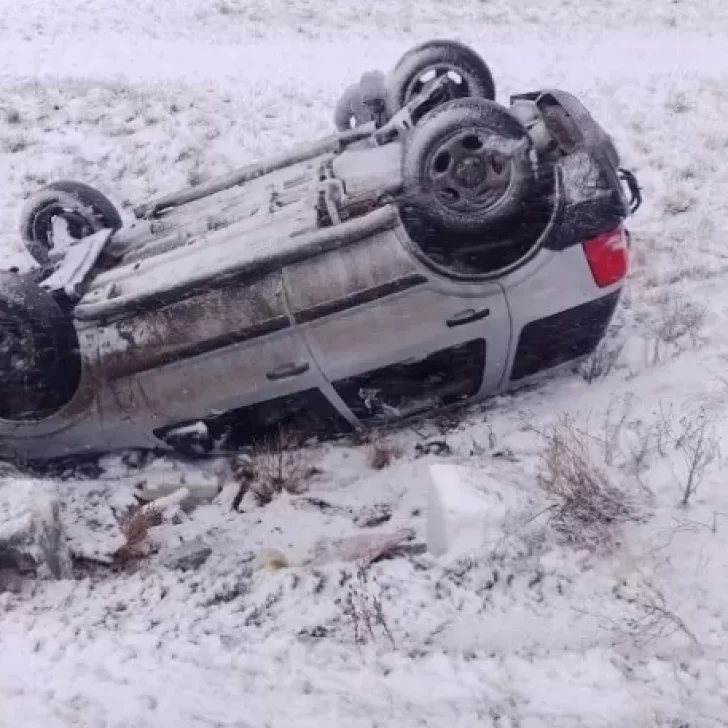 Vuelco cerca del aeropuerto de Río Gallegos: el conductor perdió el control por la nieve y la escarcha