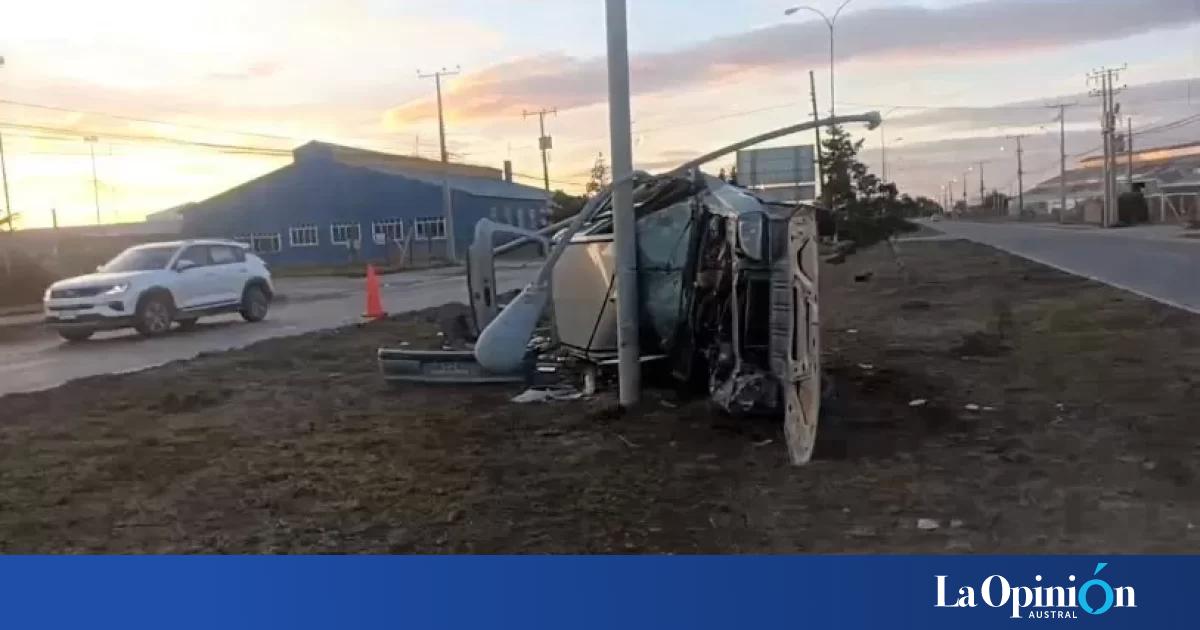 Volcó, impactó contra un poste de luz y “desapareció” | La Opinón Austral