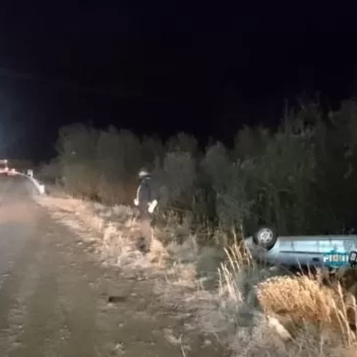 Perdió el control del auto por la escarcha en la ruta y terminó volcando 