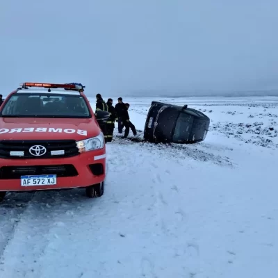 Accidente en Ruta 40 con nieve: una familia volcó cerca de El Calafate y un colectivo llevó a dos personas al hospital